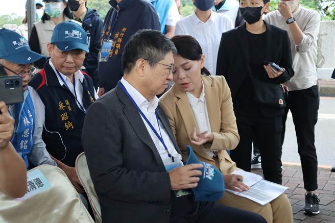 新竹县长杨文科（左）表示有与新北市长侯友宜通过电话，认同他的理念。（邱立雅摄）