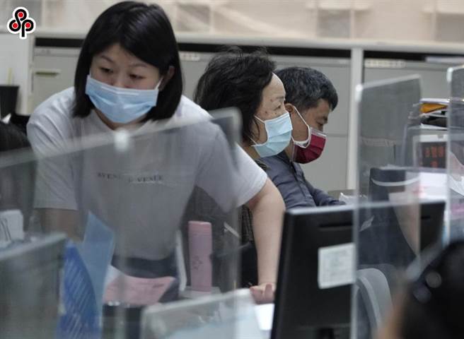 行政院与财政部均抛出公务人员明年有望调薪3％的说法，但教团反映，近两年物价飞涨，调薪6％才能跟上民生涨幅。(本报资料照)