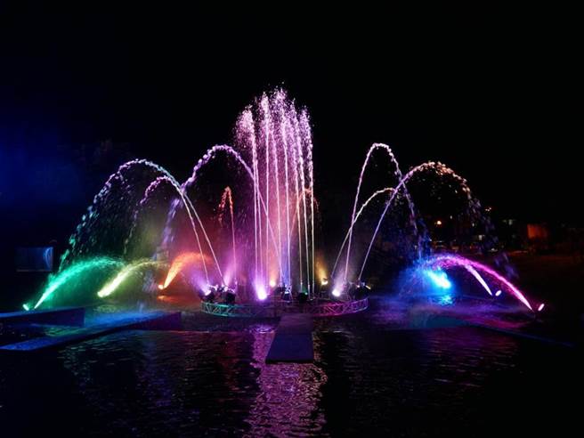 鹿港溪水舞美景。（彰县府提供／孙英哲彰化传真）