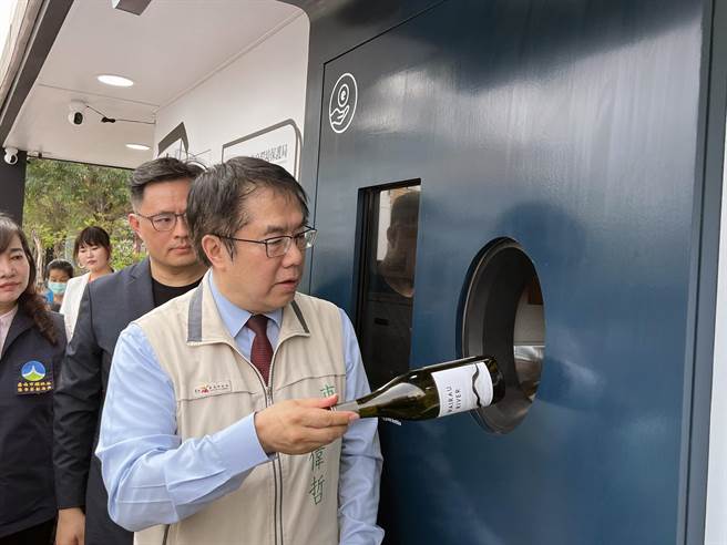 新一代智慧回收岛启用。（洪荣志摄）