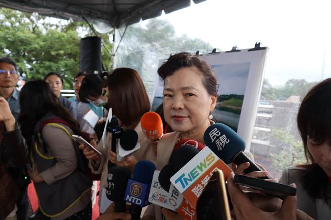 经济部长王美花视察宝二水库水情，并回应台美21世纪贸易倡议签署进度。（邱立雅摄）