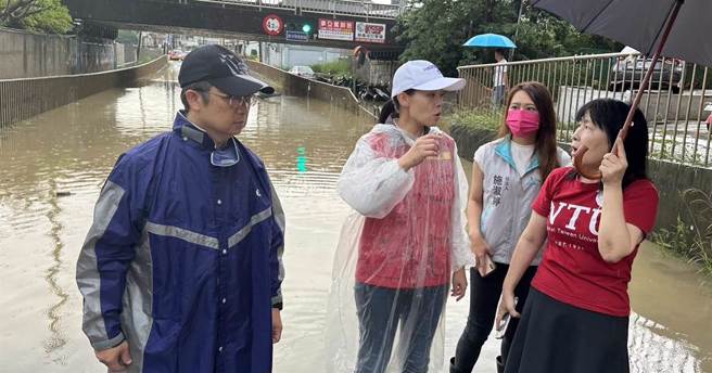 新竹市长高虹安接获通报后，立即应变指挥，也与消防局长李世恭及同仁赴三姓桥现场勘查积淹水情形。（新竹市政府提供／王惠慧新竹传真）