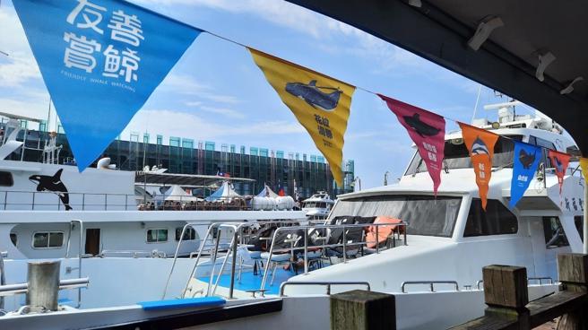 鲸豚联合巡护队是由赏鲸业者协调现有赏鲸解说员及船长组成，协助对游客宣导友善赏鲸守则、环保减塑及友善海洋环境观念。（海洋保育署提供）