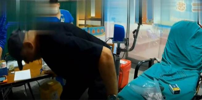 新加坡籍车姓男子（黑衣者）在酒吧喝醉遭送医，却在医院内趁救护员与护理师交接时动手掌掴救护员。（台南市消防局提供／程炳璋台南传真）