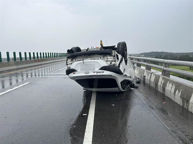 西滨公路彰化芳苑大城路段发生翻车事故，驾驶与乘客自行爬出脱困。（民眾提供／孙英哲彰化传真）