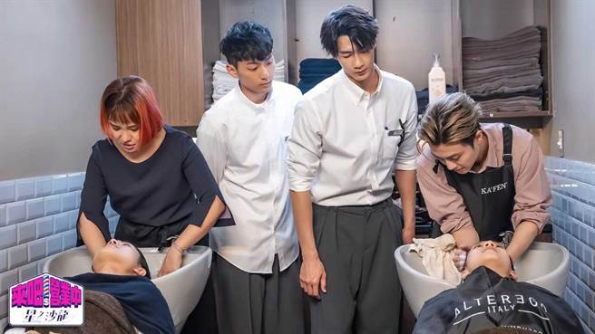 职位大风吹，王子、谢依霖替客人洗头。（TVBS提供）