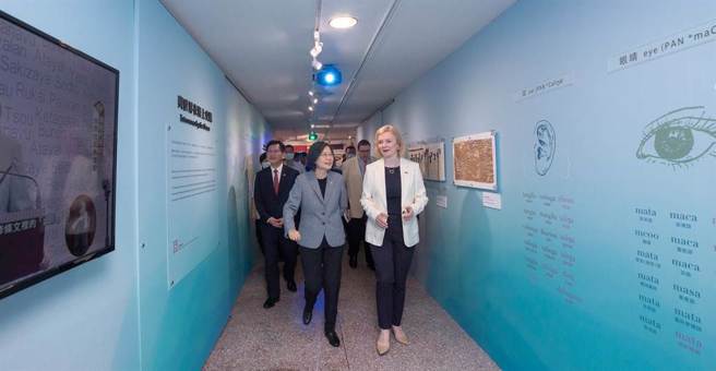 蔡英文与前英国外相特拉斯参观总统府。（总统府提供）