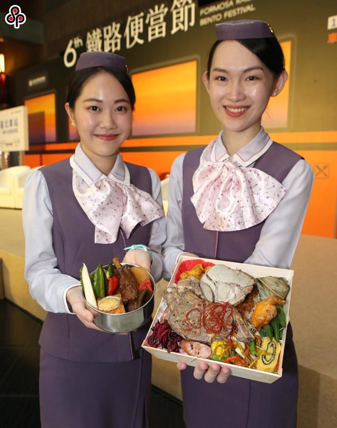 图为20201109「第6届铁路便当节」参展业者共计30家，现场展示兼具未来感及本土感的鸣日便当（左）和超豪华的战斧猪排臺东便当（右）， 吸引大家的目光。（本报资料照片）