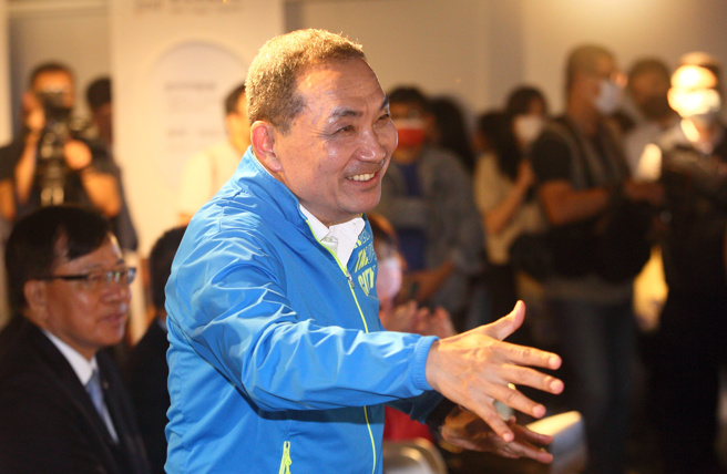 国民党日前徵召新北市长侯友宜（中）参选总统。（张铠乙摄）