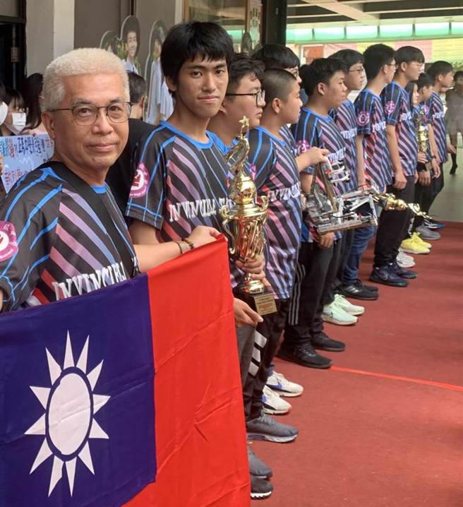 正义中学高中部15名学生以台湾区冠军资格，代表国家参加ROBOFEST世界机器人大赛，勇夺世界冠军。（杨舒婷摄）