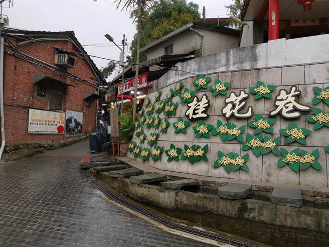南庄老街桂花巷原是一条破旧小巷弄，成功活化成为热门观光景点。（谢明俊摄）