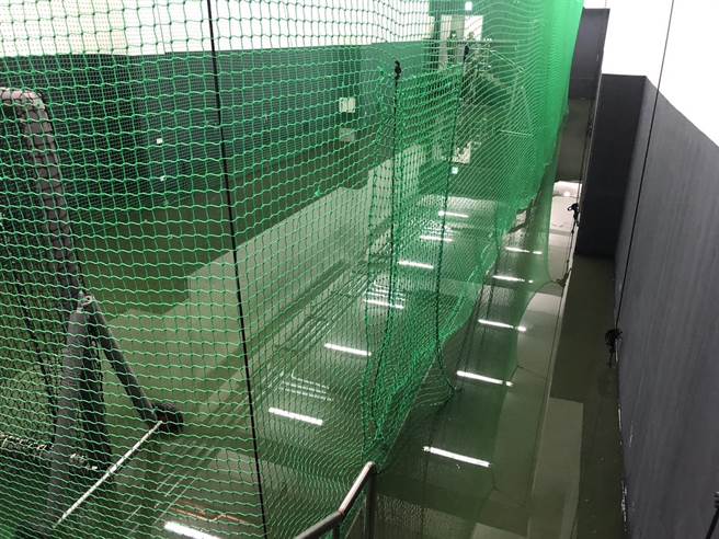 新竹棒球场打击练习区严重淹水。（新联线党团提供／王惠慧新竹传真）