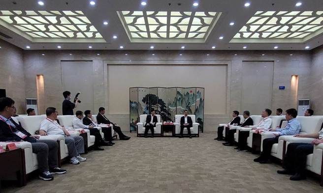 连江县长王忠铭与立委陈雪生、议长张永江等人16至19日率团访陆参加「第6次福马磋商会」，17日双方达成推动马祖跨海大桥等「新四通」的共识，今日再传出达成多项两岸合作计画。（黄敬文翻摄）