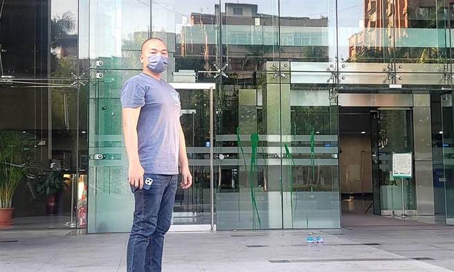 国民党台北市议员杨植斗去年9月底至NCC前泼绿漆抗议，北检19日宣布不起诉处分。杨植斗表示，NCC每次提告都败诉，滥用司法资源，这些委员们应该从他们的薪水里把诉讼费给扣除，不要再花老百姓的钱来滥诉。（杨植斗提供／张芷瑜台北传真）