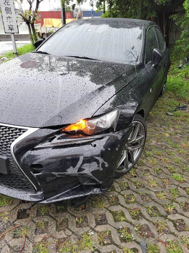 国道1号北上125公里苗栗县头屋交流道附近路段发生11部车辆辗压散落车道上螺丝钉爆胎事。（读者提供／谢明俊苗栗传真）