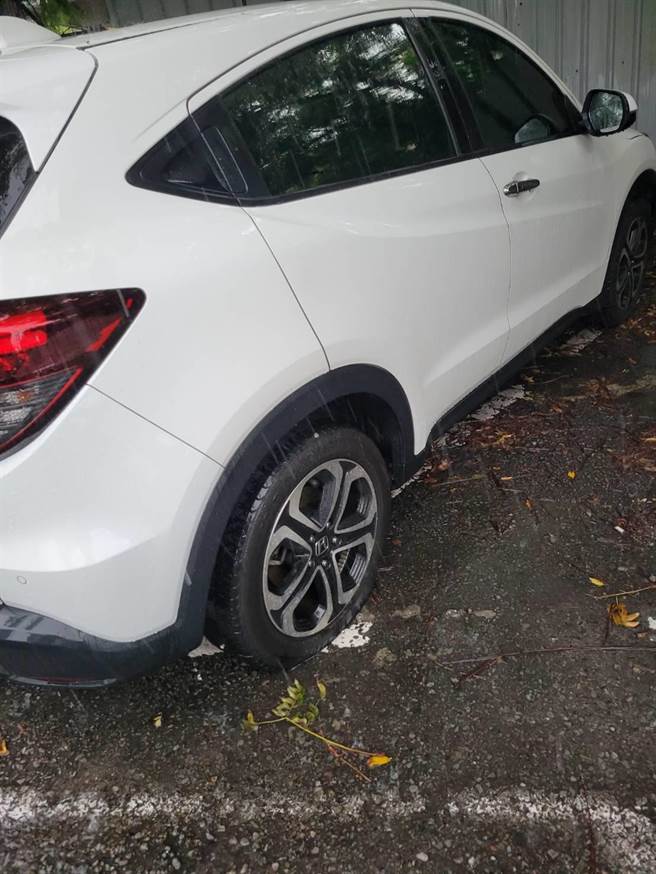 国道1号北上125公里苗栗县头屋交流道附近路段发生11部车辆辗压散落车道上螺丝钉爆胎事。（读者提供／谢明俊苗栗传真）