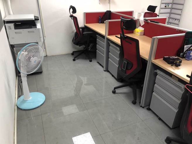 新竹棒球场办公室淹水。（新联线党团提供／王惠慧新竹传真）