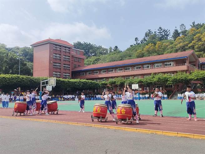 明台高中战鼓队由学生自学战鼓、勤奋练习，去年底参加全国竞赛荣获第2名佳绩，19日为75周年校庆揭开序幕。（潘虹恩摄）