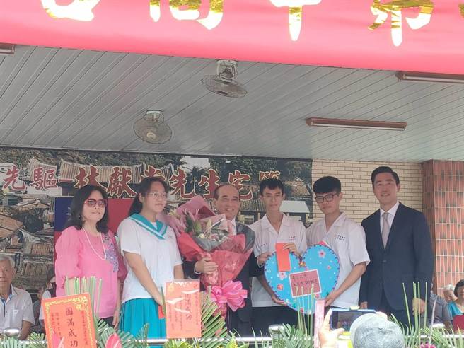 明台高中19日举办75周年校庆，前立法院长王金平（左3）到场祝贺，更表示对于学校办学成功给予最大肯定。（潘虹恩摄）