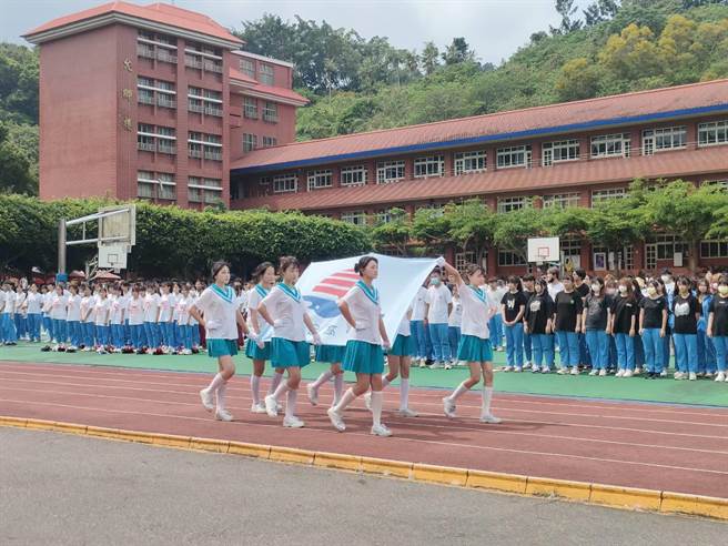 台中市雾峰区明台高中挥别疫情，19日盛大举办75周年校庆，各班学生轮流献上表演祝福。（潘虹恩摄）