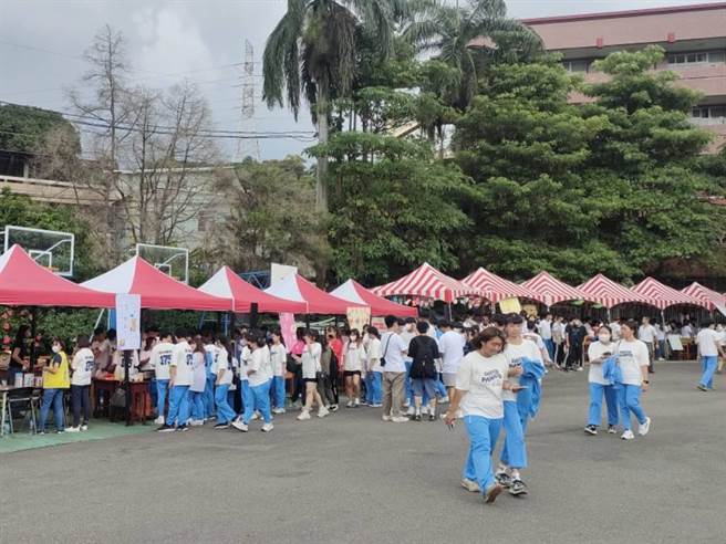 台中市雾峰区明台高中挥别疫情，19日盛大举办75周年校庆，现场摆出各式园游摊位，相当热闹。（潘虹恩摄）