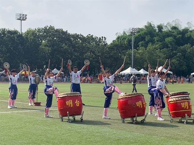 明台高中战鼓队由学生自学战鼓、勤奋练习，去年底参加全国各级学校民俗体育竞赛荣获第2名佳绩。（明台高中战鼓队提供／潘虹恩台中传真）