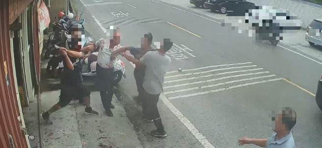 屏东新园乡某小吃部老板娘因讥讽客人没钱坐车，双方爆发口角、推挤，老板还怒持球棒殴客人，4男一路从店内追打到店外。（警方提供／谢佳潾屏东传真）