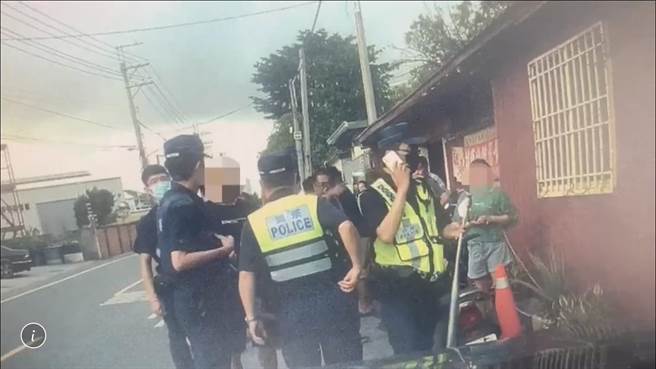 屏东新园乡某小吃部老板娘因讥讽客人没钱坐车，双方爆发口角、推挤，老板还怒持球棒殴客人，4男一路从店内追打到店外。（警方提供／谢佳潾屏东传真）