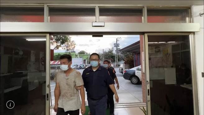 屏东新园乡某小吃部老板娘因讥讽客人没钱坐车，双方爆发口角、推挤，老板还怒持球棒殴客人，4男一路从店内追打到店外。（警方提供／谢佳潾屏东传真）