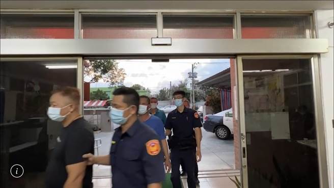 屏东新园乡某小吃部老板娘因讥讽客人没钱坐车，双方爆发口角、推挤，老板还怒持球棒殴客人，4男一路从店内追打到店外。（警方提供／谢佳潾屏东传真）