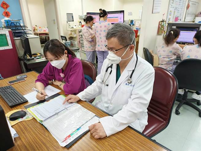 5岁男童感染腹膜炎紧急护送回国救治挽回一命，为恭医院儿科主任李浩远提醒家长注意。（为恭医院提供／谢明俊苗栗传真）