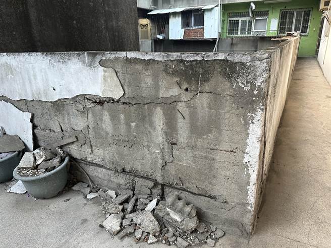 民进党台北市议员陈怡君质疑，士林区「社子警察新村」于1973年使用至今已经达50年，现在正在进行公办都更的规划，预计于2025年开工。不过该地现仍有住警眷及员警，但现场状况无疑就是危楼。（陈怡君办公室提供／丁上程台北传真）