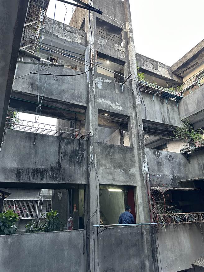 民进党台北市议员陈怡君质疑，士林区「社子警察新村」于1973年使用至今已经达50年，现在正在进行公办都更的规划，预计于2025年开工。不过该地现仍有住警眷及员警，但现场状况无疑就是危楼。（陈怡君办公室提供／丁上程台北传真）