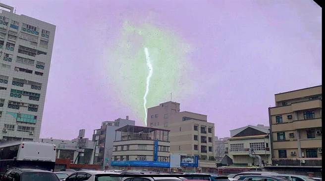 民眾拍下闪电从天劈下的画面，惊嘆大自然的惊人威力。（陈姓民眾提供／孙英哲彰化传真）