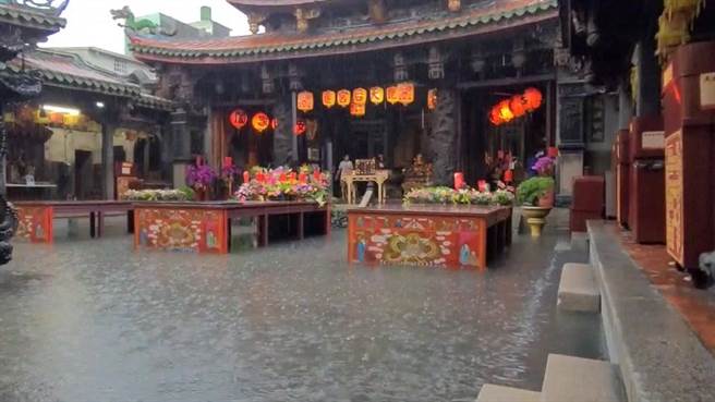 短暂阵雨过后，彰化鹿港天后宫庙内又出现淹水状况。（民眾提供／孙英哲彰化传真）