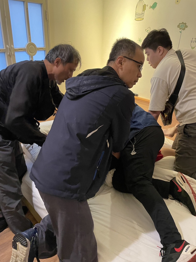 瞒天过海翻版！花一周「挖呀挖」窃银楼百万金饰，新北穿墙盗落网。(警方提供)