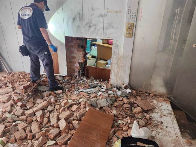 新北市芦洲区中山二路附近一间银楼17日发生一起窃盗案件，43岁银楼老板娘上午10时许开店时发现店内一团乱，金饰珠宝全部不翼而飞。(黄敬文翻摄)