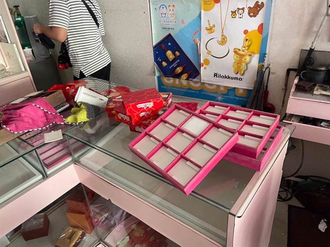 新北市芦洲区中山二路附近一间银楼17日发生一起窃盗案件，43岁银楼老板娘上午10时许开店时发现店内一团乱，金饰珠宝全部不翼而飞。(黄敬文翻摄)