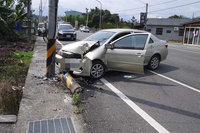 陈姓老翁开车行经嘉139线10.9公里处自撞路边电线杆。（中埔分局提供／廖素慧嘉县传真）