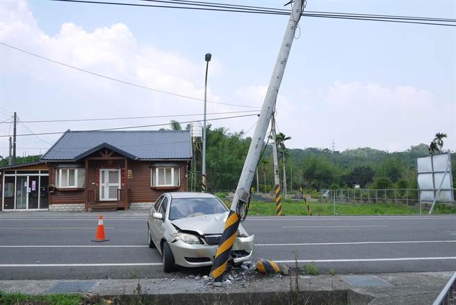 陈姓老翁开车回中埔老家途中自撞路边电线杆，幸无大碍。（中埔分局提供／廖素慧嘉县传真）