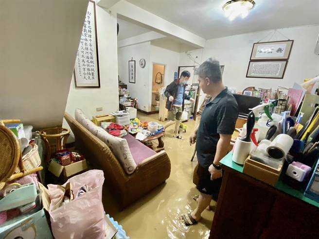 豪雨导致中雅安居基地周边排水系统及砂包围阻失效，大量雨水挟带着泥水冲入后面延平路一段235巷住家。（陈治雄提供／王惠慧新竹传真）