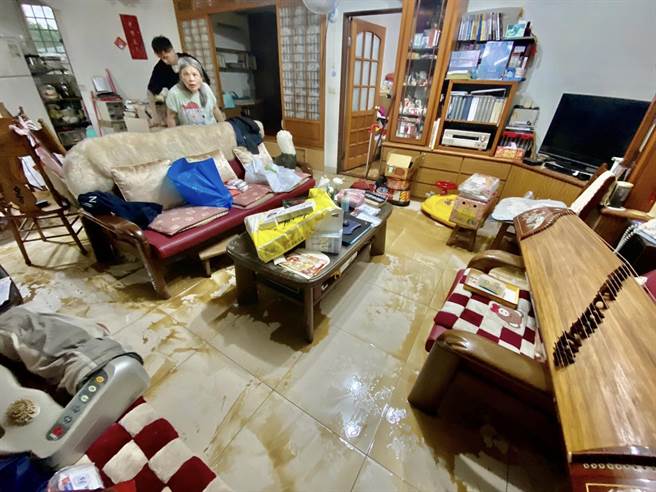 豪雨导致中雅安居基地周边排水系统及砂包围阻失效，大量雨水挟带着泥水冲入后面延平路一段235巷住家。（陈治雄提供／王惠慧新竹传真）
