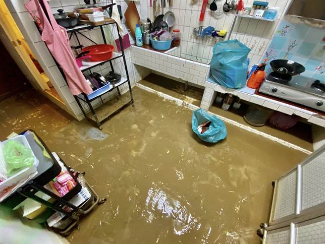 豪雨导致中雅安居基地周边排水系统及砂包围阻失效，大量雨水挟带着泥水冲入后面延平路一段235巷住家。（陈治雄提供／王惠慧新竹传真）