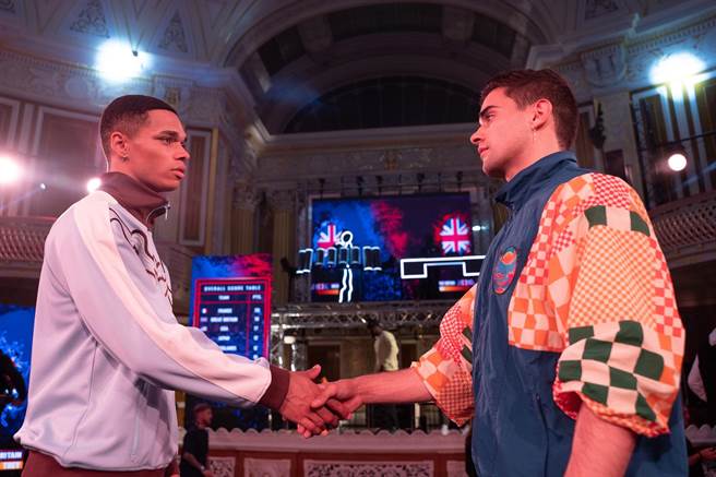 卡尔文小子（左起）、卡拉姆小子饰演兄弟，《舞力对决：地表撑霸》剧照。（甲上娱乐提供）