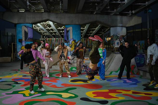 卡拉姆小子（前排中）和B-Girl吉露（前排左）都是世界冠军《舞力对决：地表撑霸》剧照。（甲上娱乐提供）