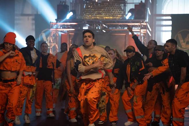 卡拉姆小子（图中）饰演班吉，《舞力对决：地表撑霸》剧照。（甲上娱乐提供）