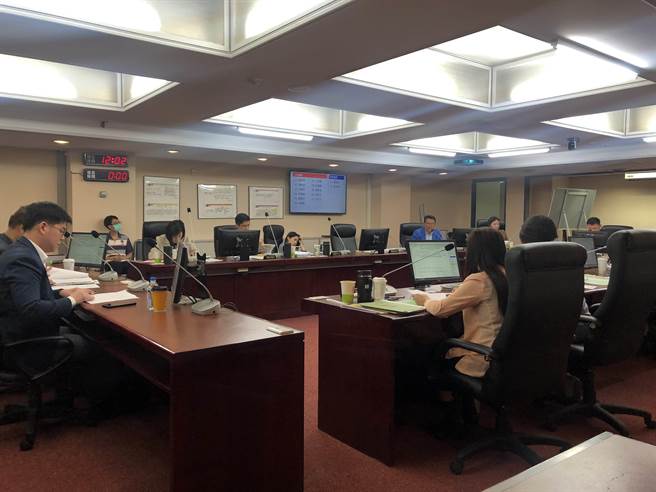 台北市议会教育委员会19日审议台北表演艺术中心追加减预算。（张芷瑜摄）
