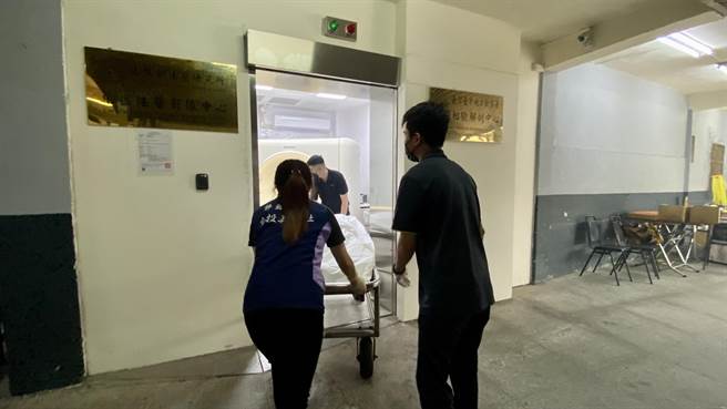 南投惊传菜农3死惨案，检察官19日到台中生命礼仪管理处以仪器检测弹痕，并进行相验、解剖。（陈淑芬摄）