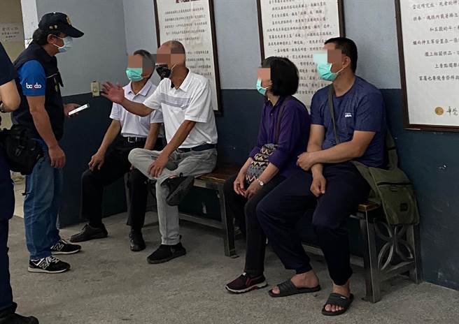 南投惊传菜农3死惨案，检察官到台中生命礼仪管理处相验、解剖，嫌犯钟姓菜农家属及合作菜商也到场。（陈淑芬摄）