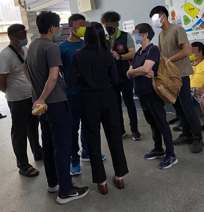 南投惊传菜农3死惨案，检察官到台中生命礼仪管理处相验、解剖，被害人家属质疑在深山种菜竟惹杀机。（陈淑芬摄）